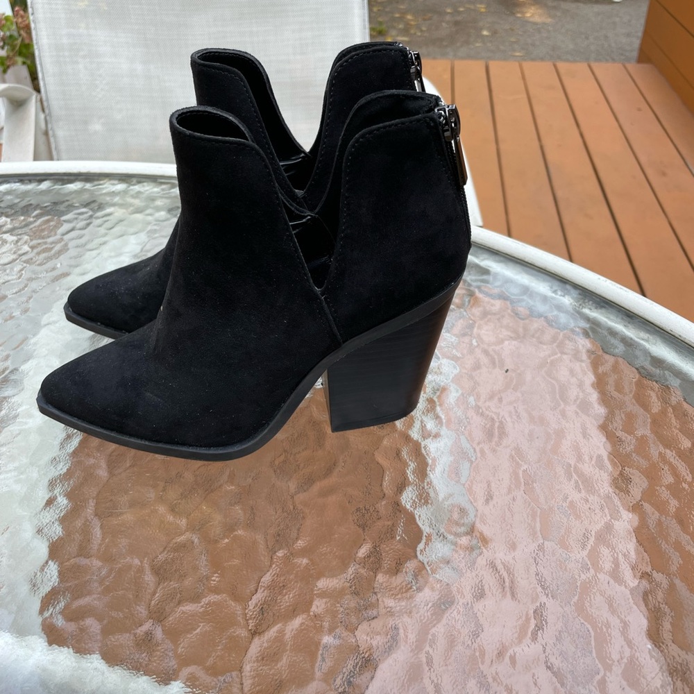 Boot, black. Size 5.5. Ankle bootie.